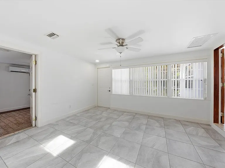1647 Bay St SE — Photo 18