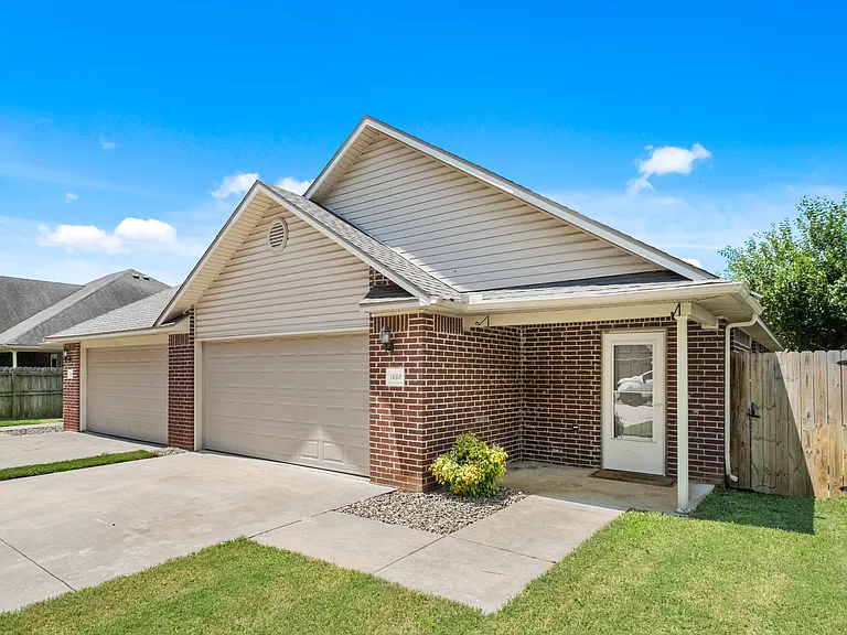 1669 N Evening Shade Dr — Photo 2