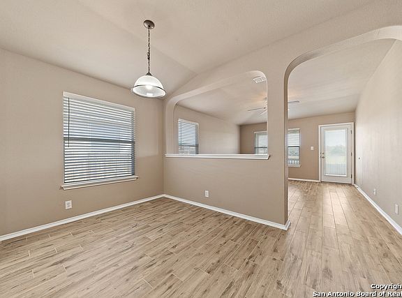 3rd image of 138 Roadrunner Ave