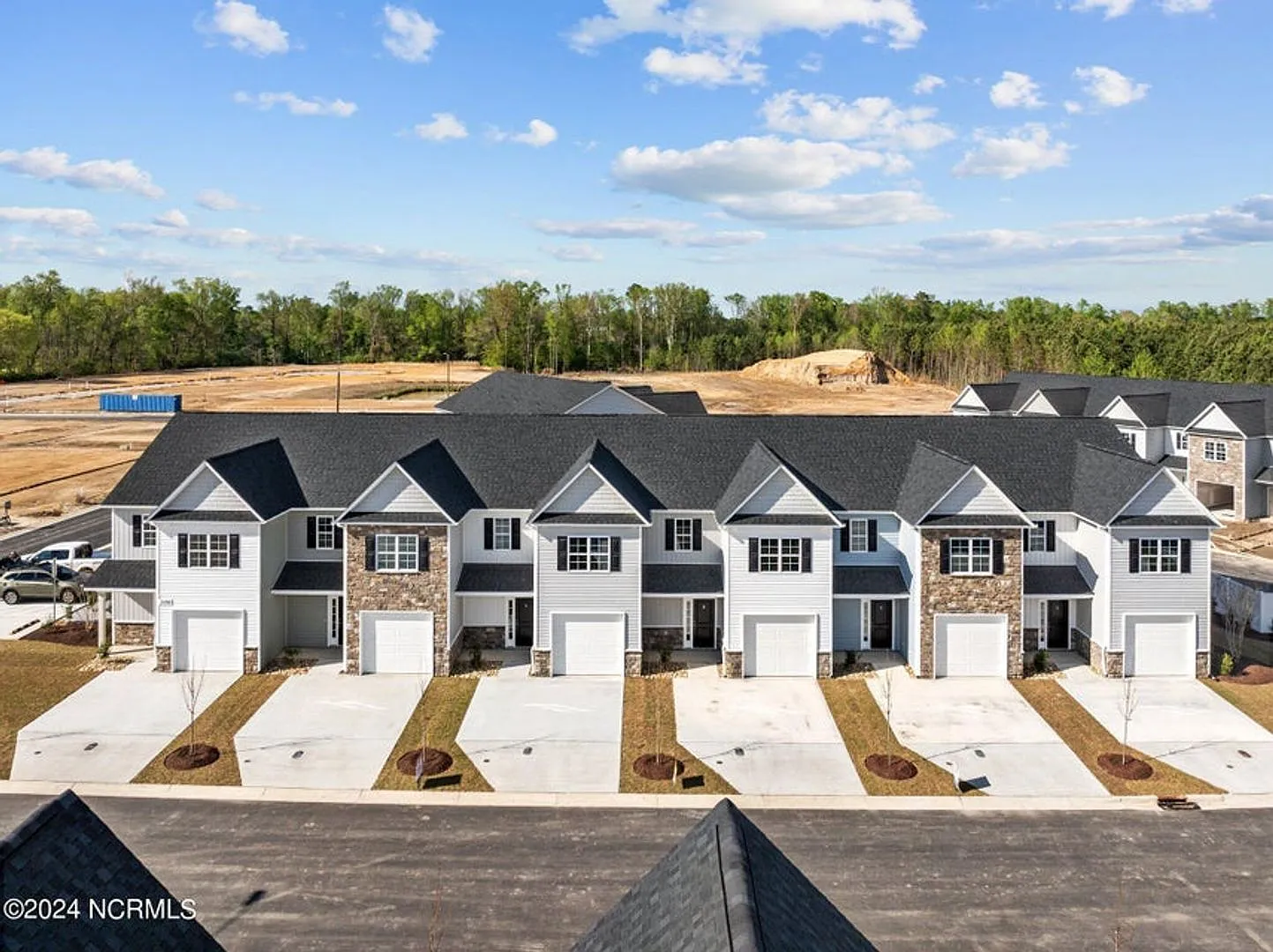 Brand New Townhome in Brook Hollow! Only .4 miles from ECU Health! — Photo 2