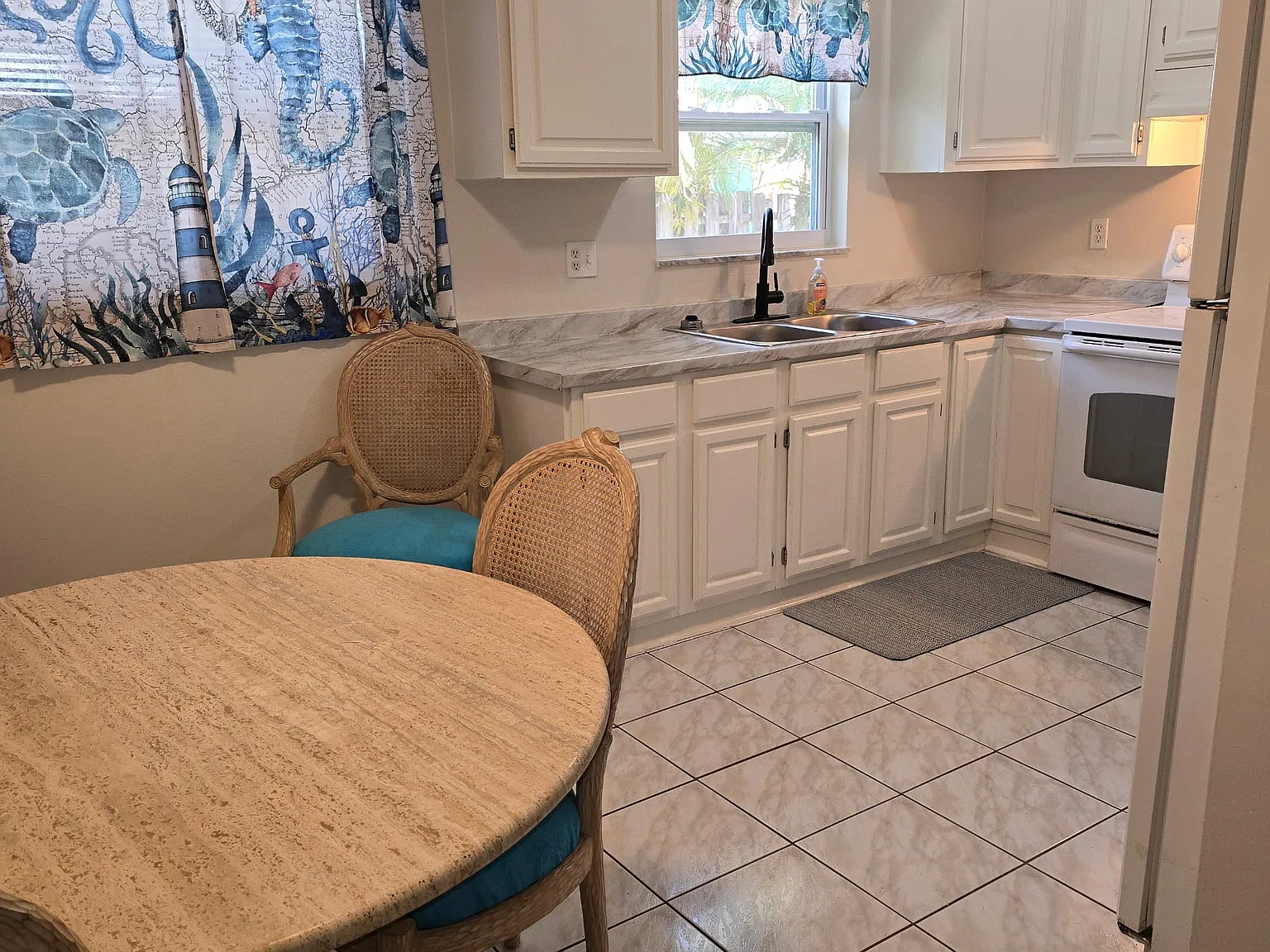 2593 NE Palm Ave — Photo 3