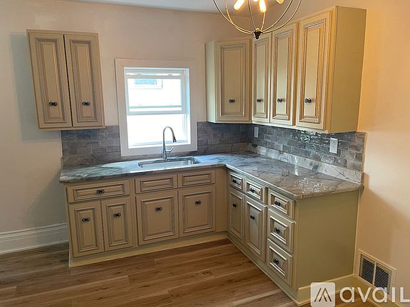 5th image of 904.3 N Alvord St #3