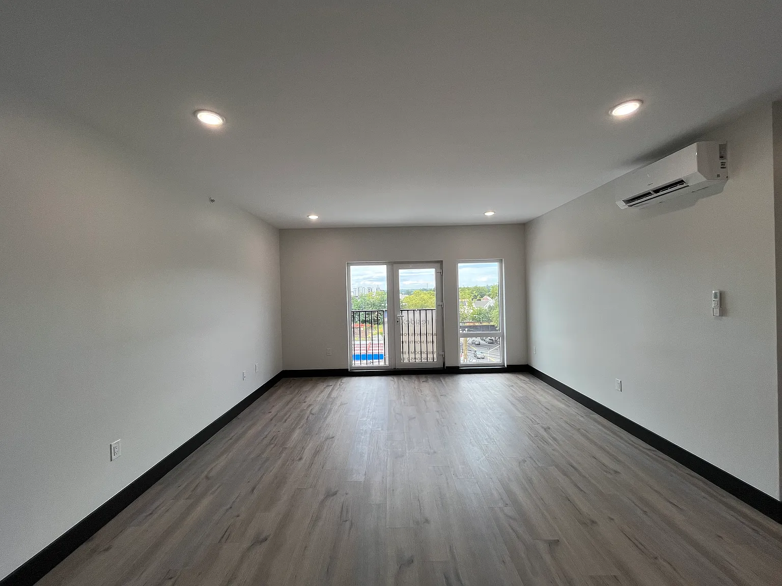 2 bed, 1000 sqft, $2,900 — Photo 3