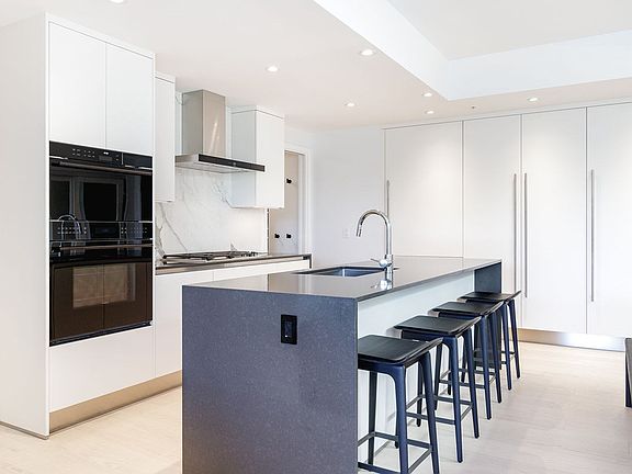 3rd image of 717 W 17th Ave #402