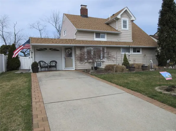 39 Dock Ln., Wantagh, NY 11793