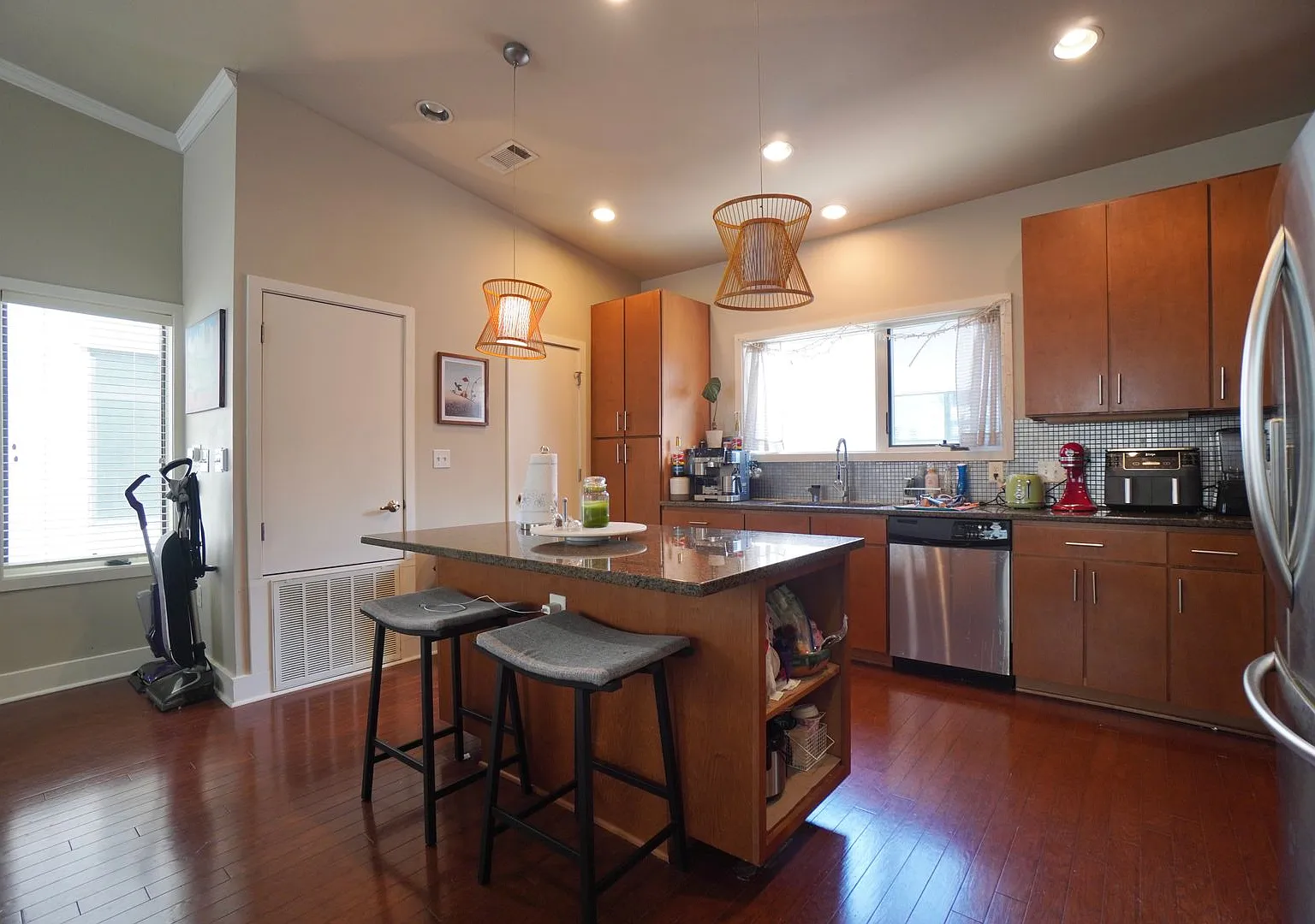 Beautiful 2BR, 2.5BA Townhome Minutes from Downtown Austin! — Photo 3