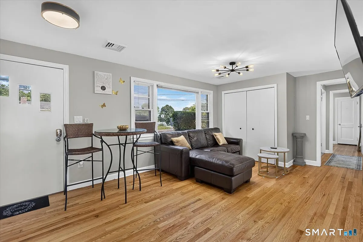 5 bed, 2.0 bath, 1320 sqft, $5,250 — Photo 2