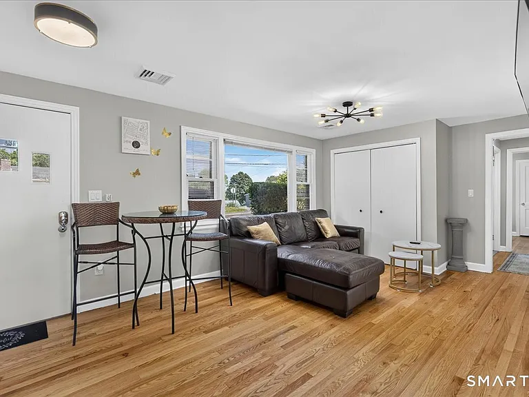 440 Evergreen Ave — Photo 2