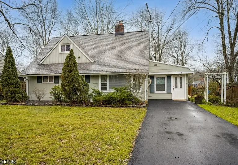 23 Crescent Dr — Photo 1