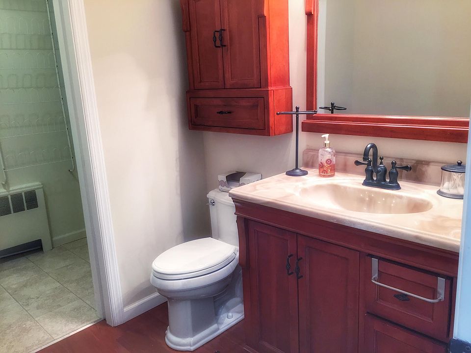 1/2 bath w/ Walk-in Closet