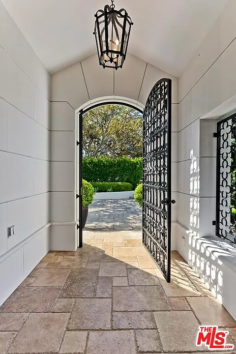 6 bed, 7.5 bath, 9040 sqft, $65,000 — Photo 3