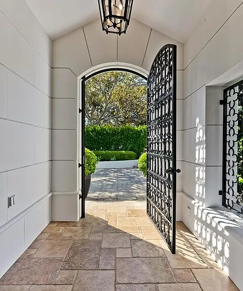 2134 La Mesa Dr — Photo 3
