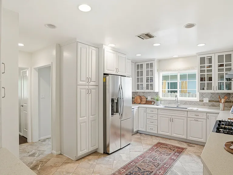 13360 Magnolia Blvd — Photo 21