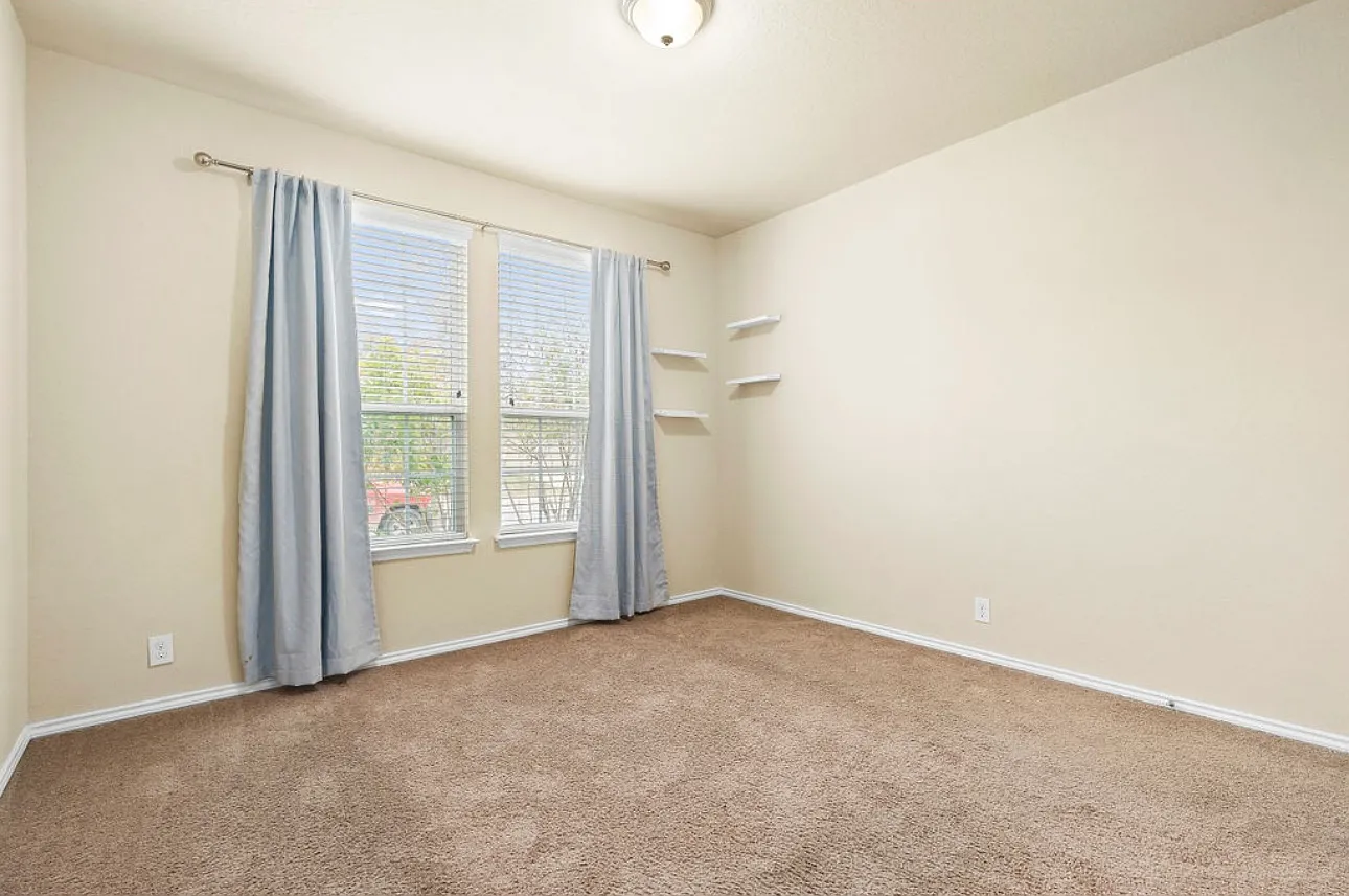 4 bed, 2216 sqft, $2,300 — Photo 3