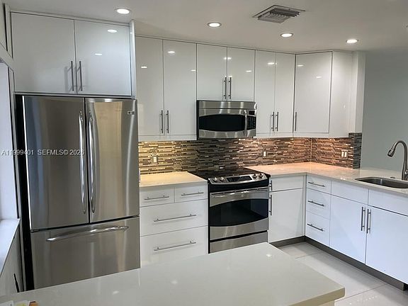 3rd image of 454 Lakeview Dr APT 2