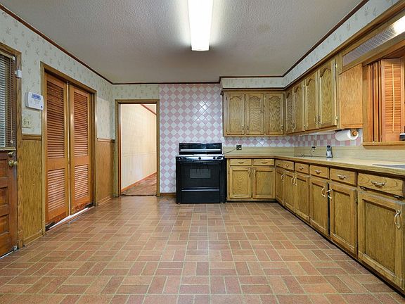 2nd image of 2577 South St