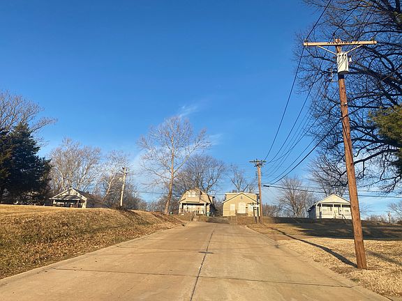 4th image of 141 Willis Ave
