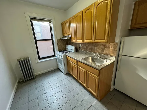 24-60 27th Street image 4 of 5