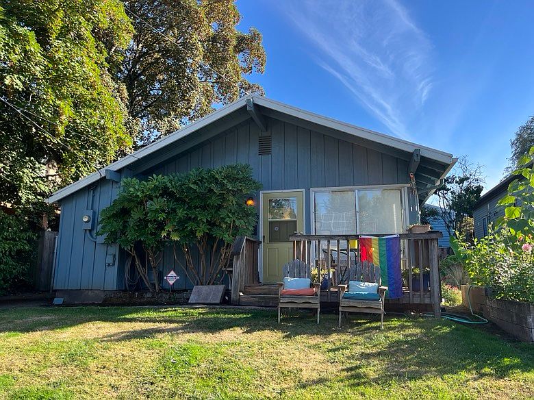 Includes a few yard chairs.
