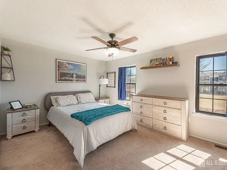 220 Hampshire Ct — Photo 9