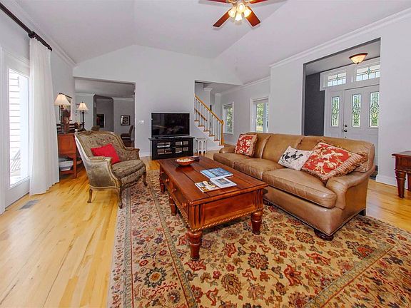 3rd image of 5 Southwick Ln