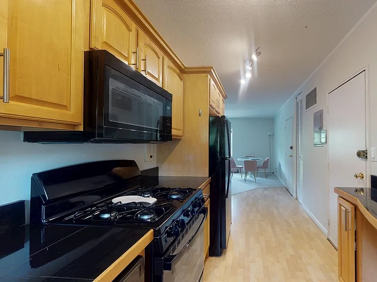 133 Lake Shore Rd #4 — Photo 7