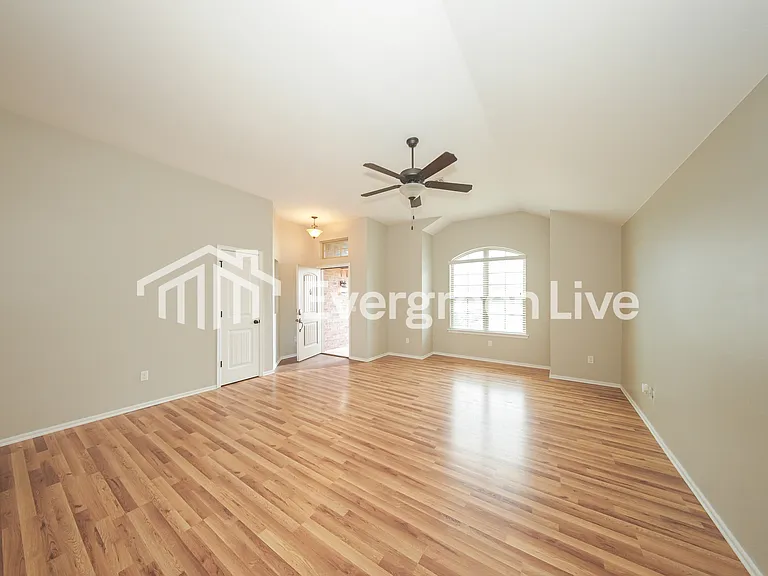 10701 SE 26th St — Photo 2