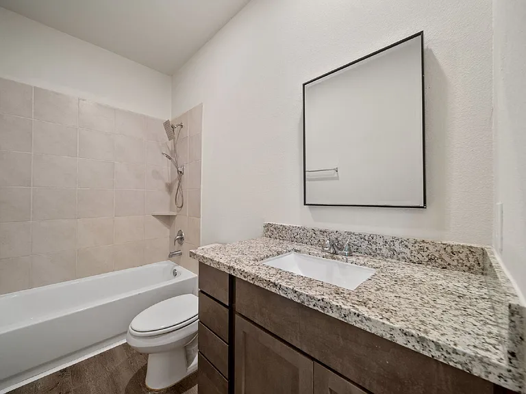 403 E Avenue G — Photo 4