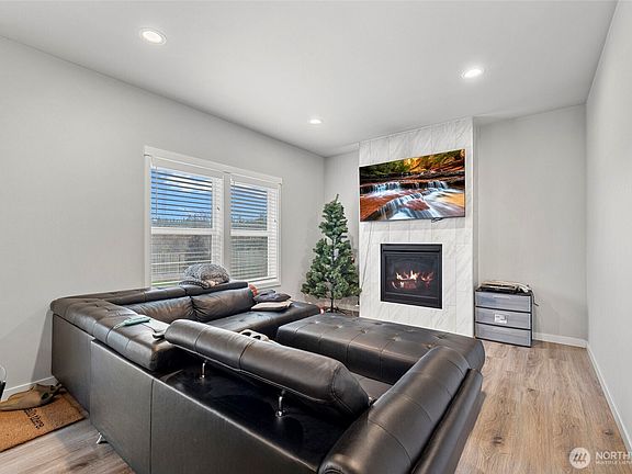 3rd image of 1400 E Whidbey Avenue