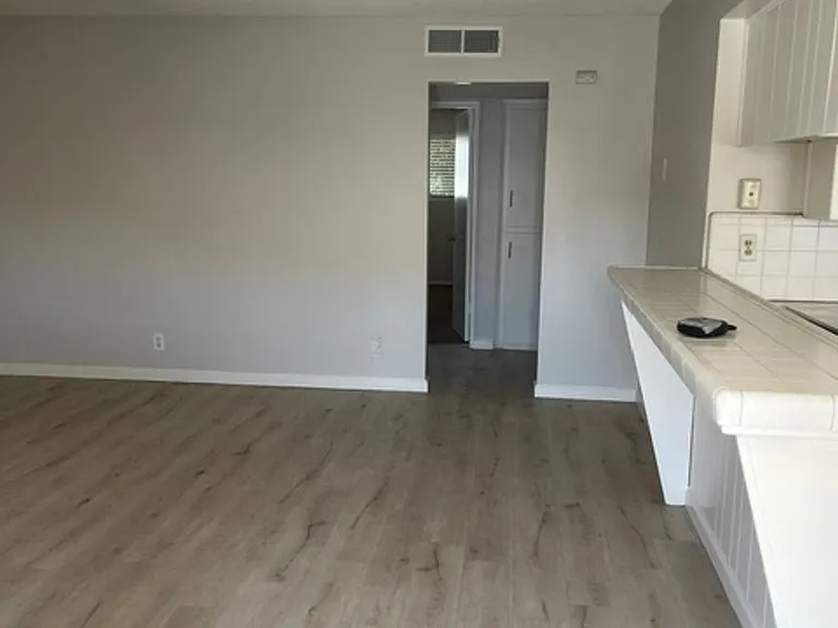 6400 Stockdale Hwy #1-4 — Photo 1