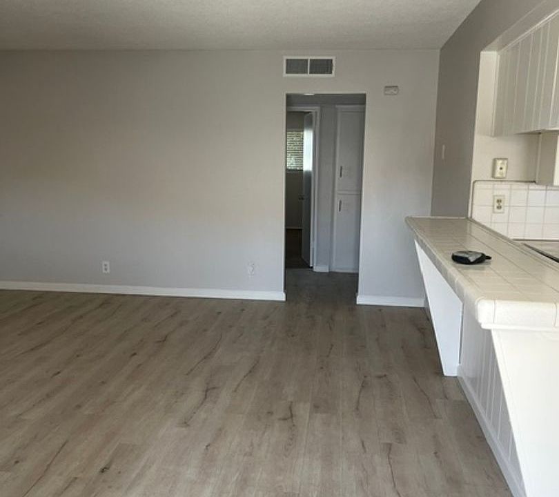 1st image of 6400 Stockdale Hwy #3