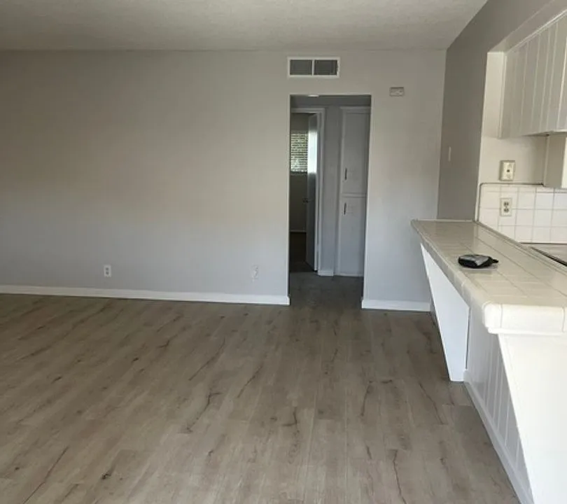 6400 Stockdale Hwy #1-4