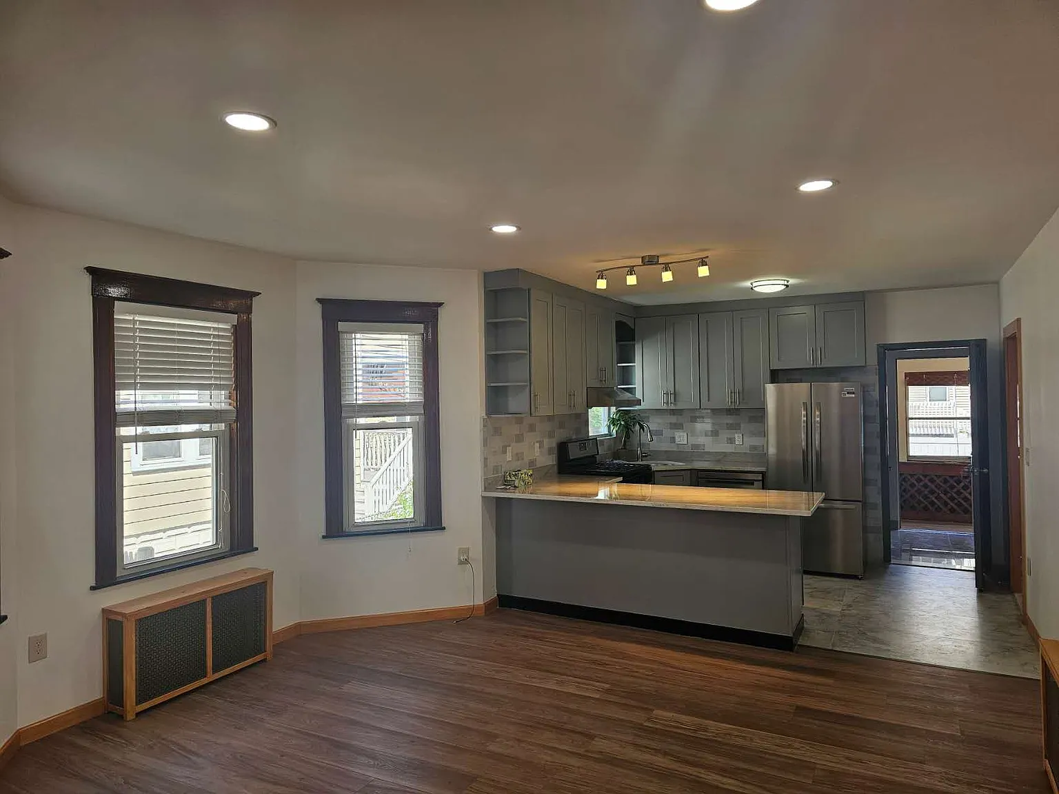 2 bed, 1000 sqft, $3,100 — Photo 4