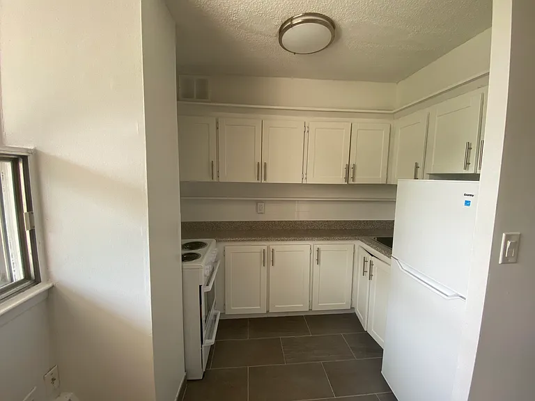 35 Front St S — Photo 11