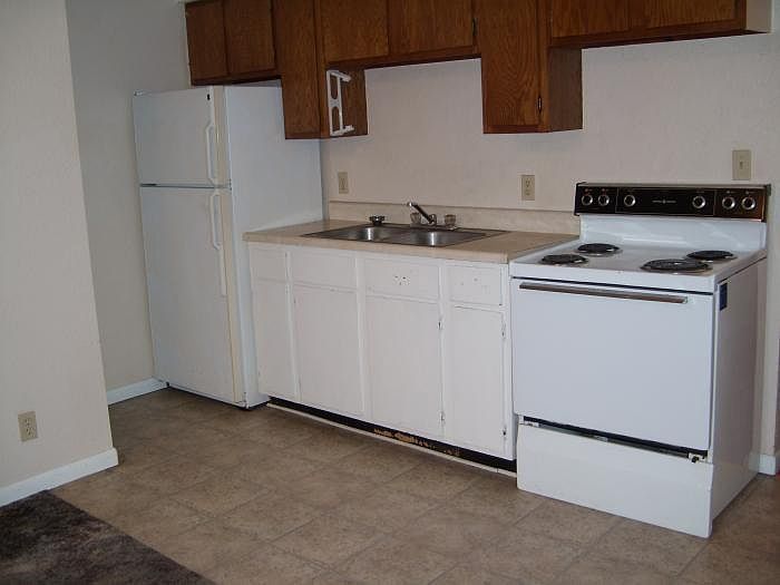 2nd image of 827 W 12th St APT F