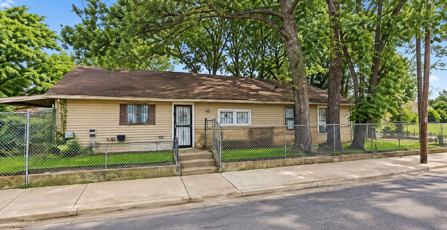 3 bed, 1.0 bath, 1596 sqft, $999 — Photo 1