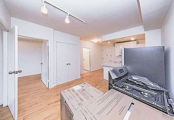 4th image of 190 E 7th St APT 701