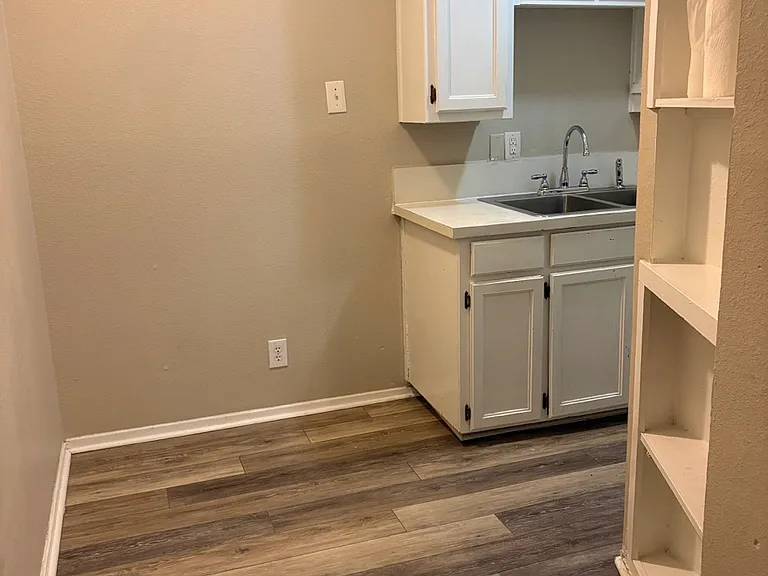 2206 W Hickory St #11 — Photo 3