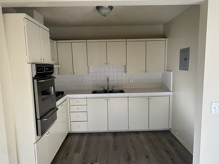 831 E Windsor Rd #8 — Photo 4