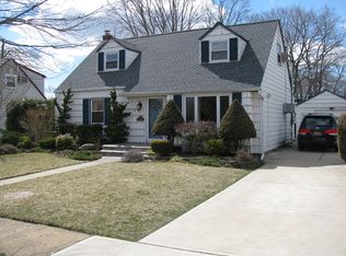 979 Park Ln N, Franklin Square, NY 11010