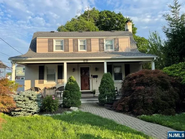 16-18 Morlot Ave, Fair Lawn, NJ 07410