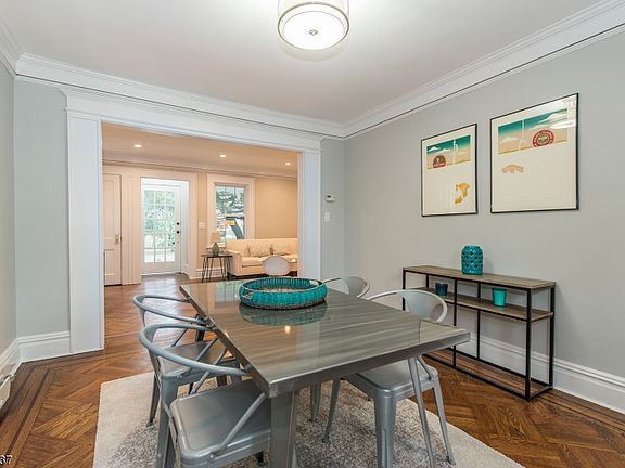 5th image of 125 Parkway E