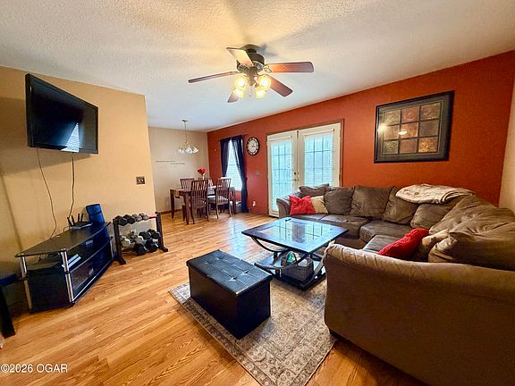 3rd image of 608 Valley View St