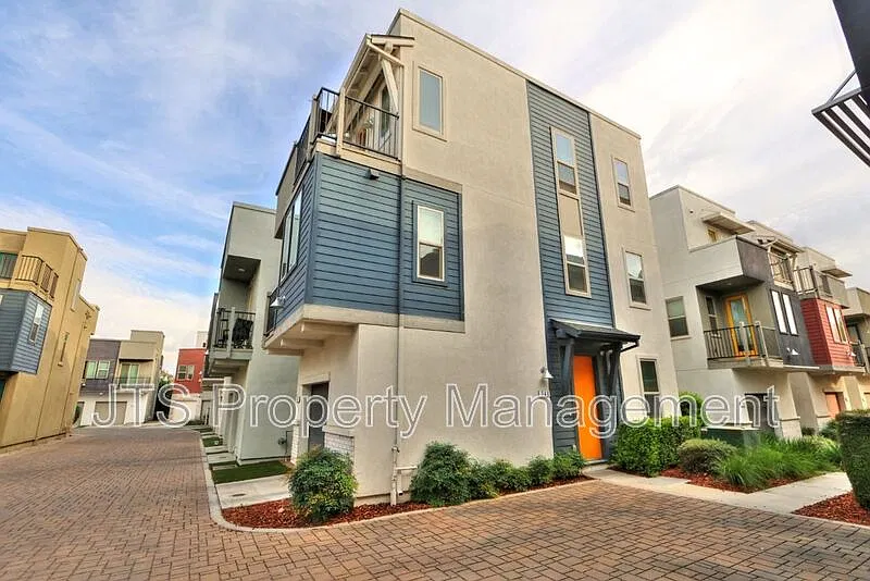 2 bed, 2.5 bath, 1050 sqft, $2,525 — Photo 2