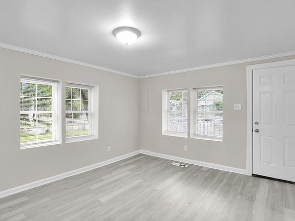 3rd image of 4952 Nesbit Ave