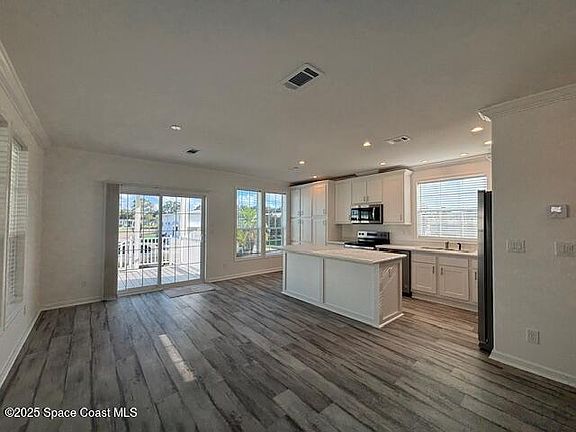 3rd image of 146 Holiday Park Blvd NE