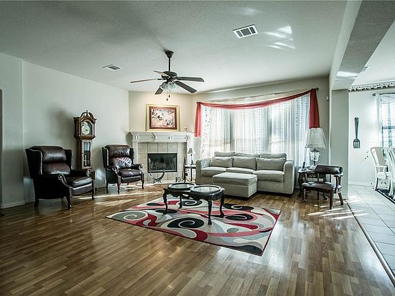 5th image of 1012 Southlake Dr