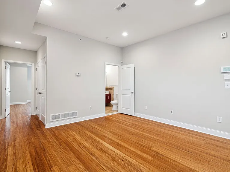 1633 Carpenter St — Photo 11
