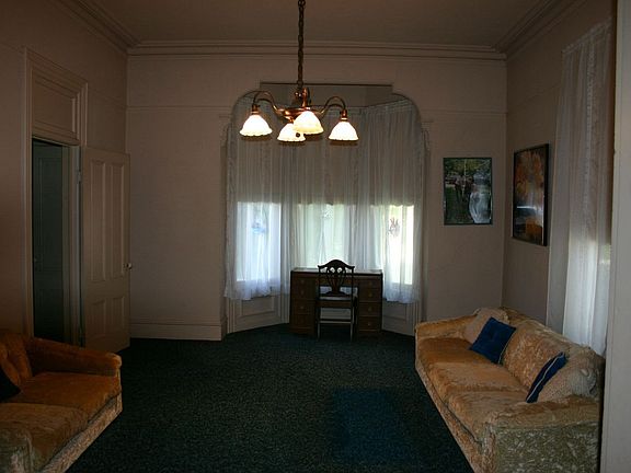 Front parlor w/ original rosett medallion