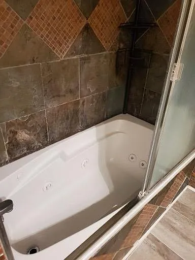 Jacuzzi tub..